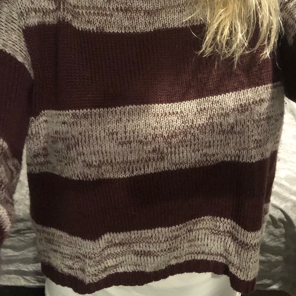 Crop sweater with bow detail in back - Picture 3 of 6